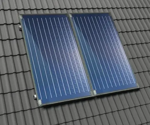 Zwei Solarplatten auf einem dunklen Dach. Die Platten weisen eine strukturierte Oberfläche auf. Das Produkt könnte von Bosch stammen.